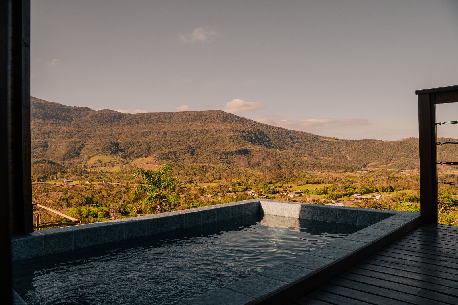 Piscina do Refúgio Pó de Ouro com vista panorâmica para o vale e as montanhas
