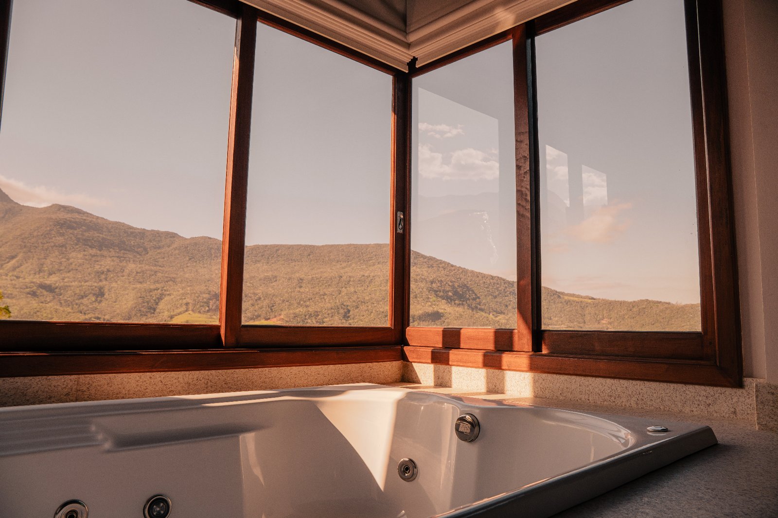 Hidromassagem com vista panorâmica para as montanhas ao entardecer