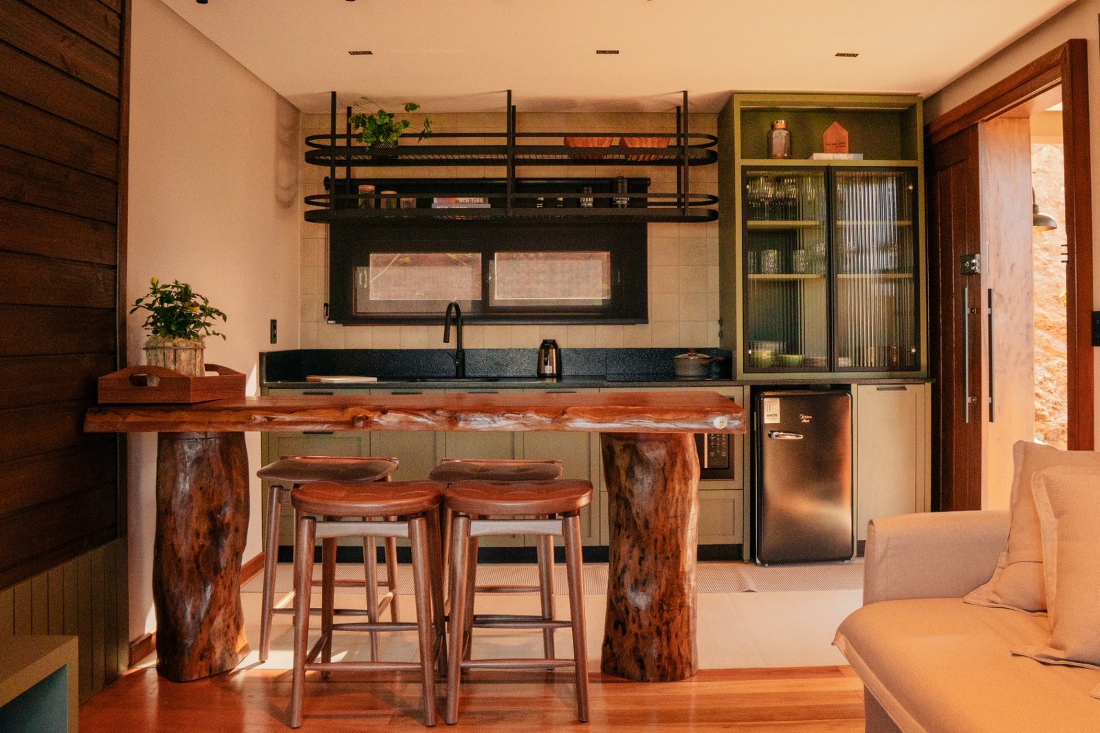 Cozinha gourmet do chalé com bancada de madeira rústica e armários verdes